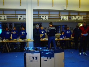 Mange folk m� i sving for � f� delt ut alle startnummerne.