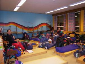 Overnattingen skjer i klasserom. Her fra �mot ungdomsskole.