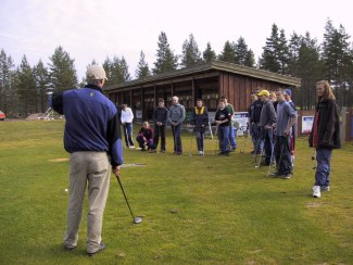 Instrukt�r Bj�rgmo viser svingteknikk!