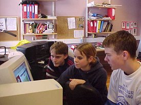 Rune (t.v) og Carsten (t.h.) s�rget for at lydklipp fra Radio �mot ble lagt ut p� Internett. Mari f�lger spent med.