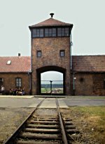 Inngangsporten til Auschwitz 2 - Birkenau, fotograf: �us