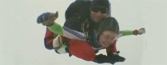 Maren i sitt f�rste fallskjermhopp