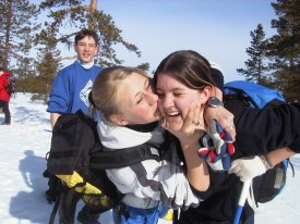 I godt hum�r - Gry S�nsthagen og Hedda Bj�rkholen. Stein Erik Stormoen ser litt skeptisk p� det som skjer.